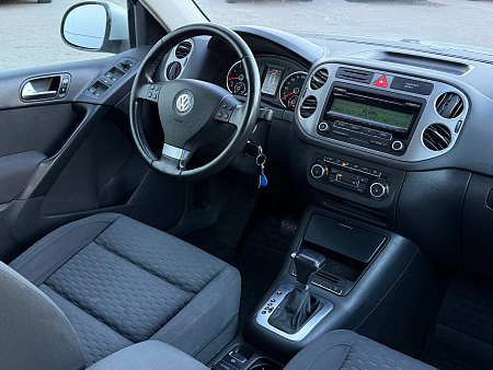 Volkswagen Tiguan 2.0 AT (170 л.с.) 4WD, 2010 — купить в Нижнем Новгороде